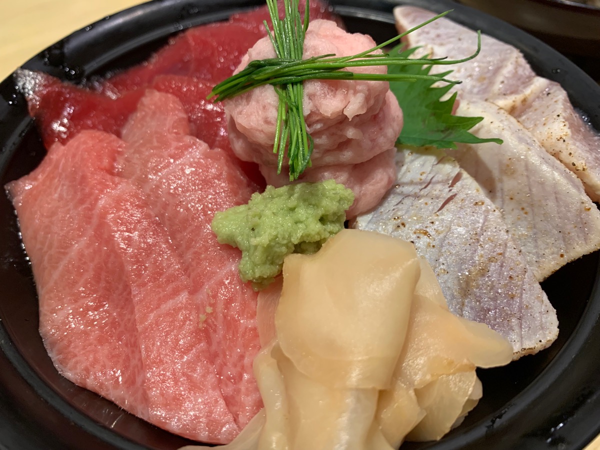 すしざむらい歌舞伎町輝ビル総本店の特製四種の鮪丼