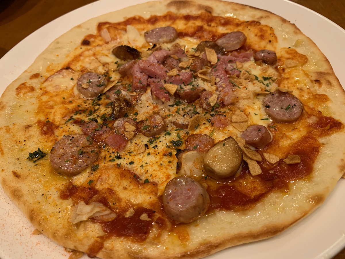 にんにく屋五右衛門新宿高島屋店のガーリックフランクとソーセージのチリトマトピザ