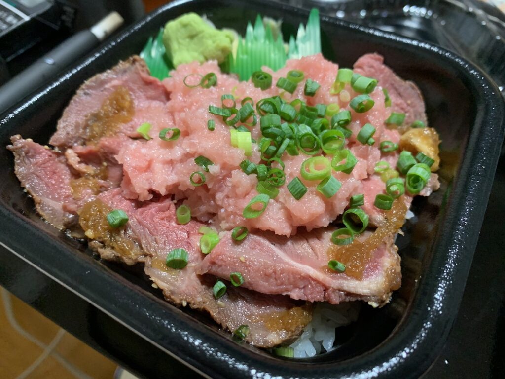 八起き丼丸一之江店のローストビーフねぎとろ丼