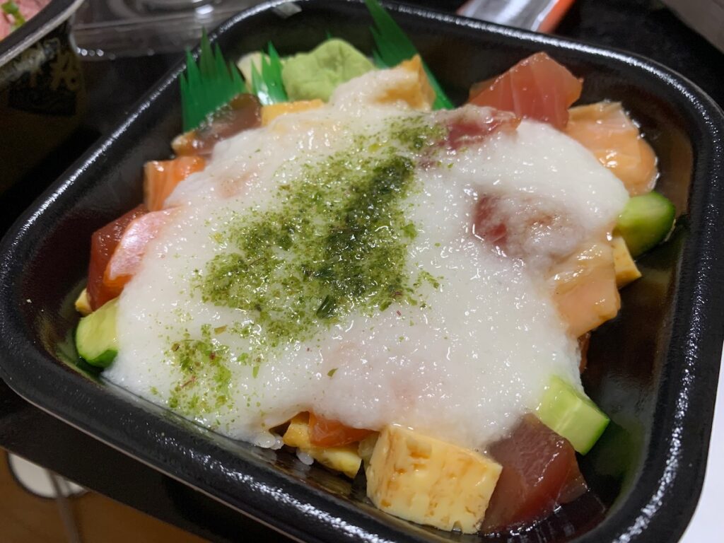 八起き丼丸一之江店のバラとろろ丼