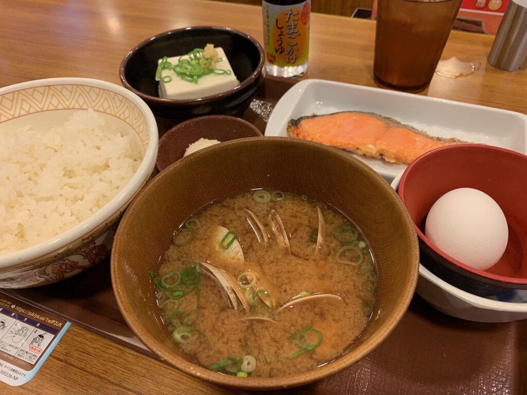 すき家一之江駅前店の鮭朝食