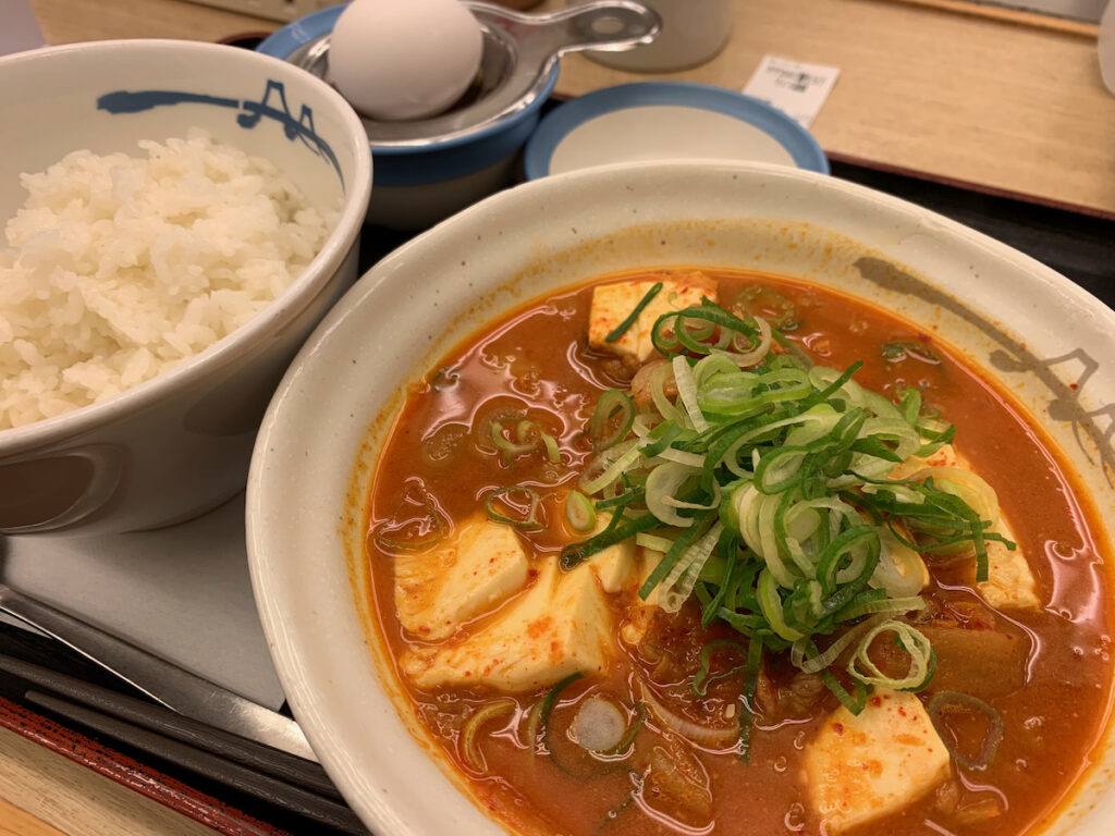 松屋江戸川店の牛キムチチゲ膳（生玉子付）