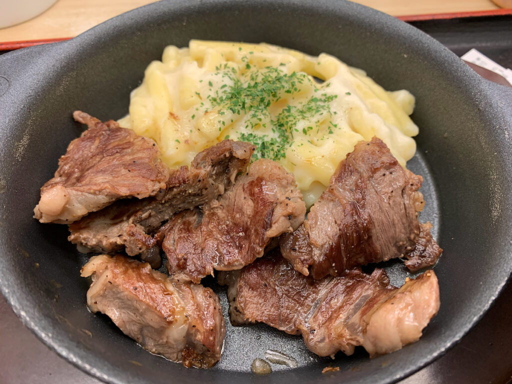 松屋江戸川店の牛リブロースのカットステーキ定食