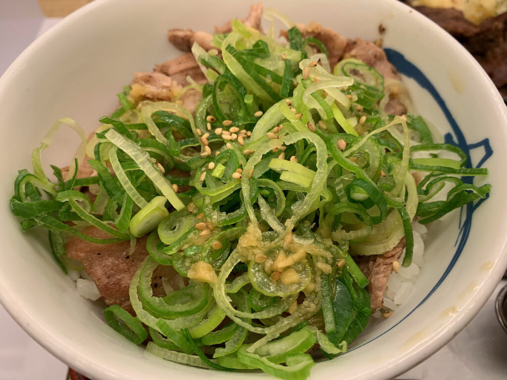 松屋江戸川店のネギたっぷりネギ塩豚肩ロース丼