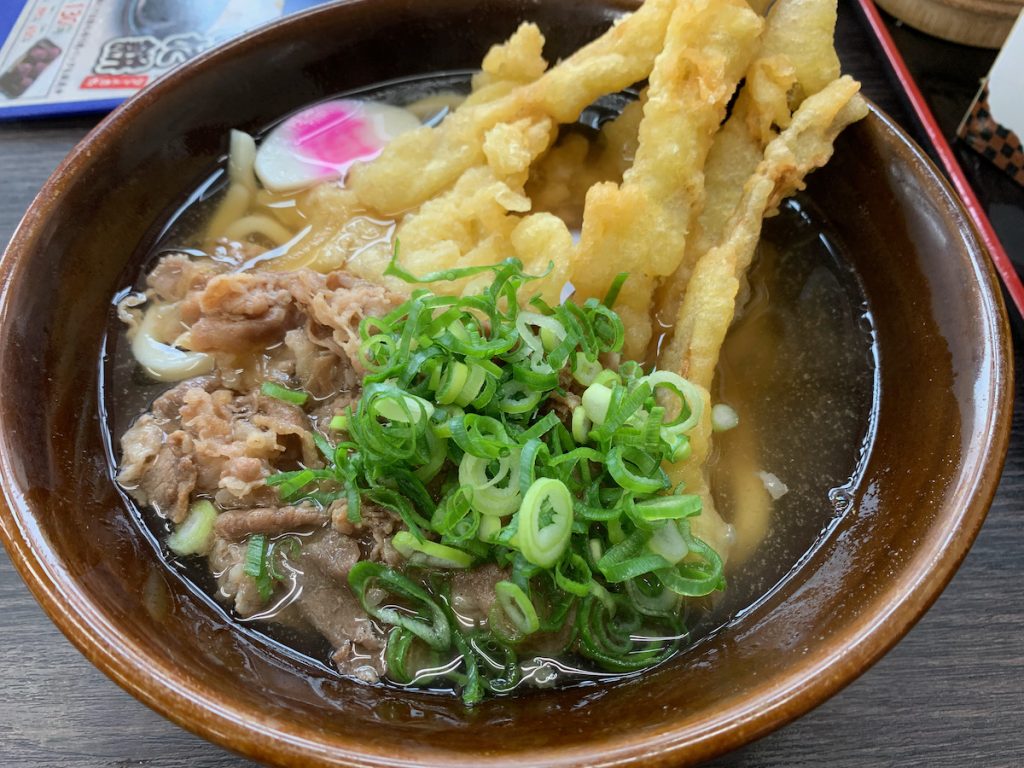 資さんうどん空港通店の肉ごぼ天うどん