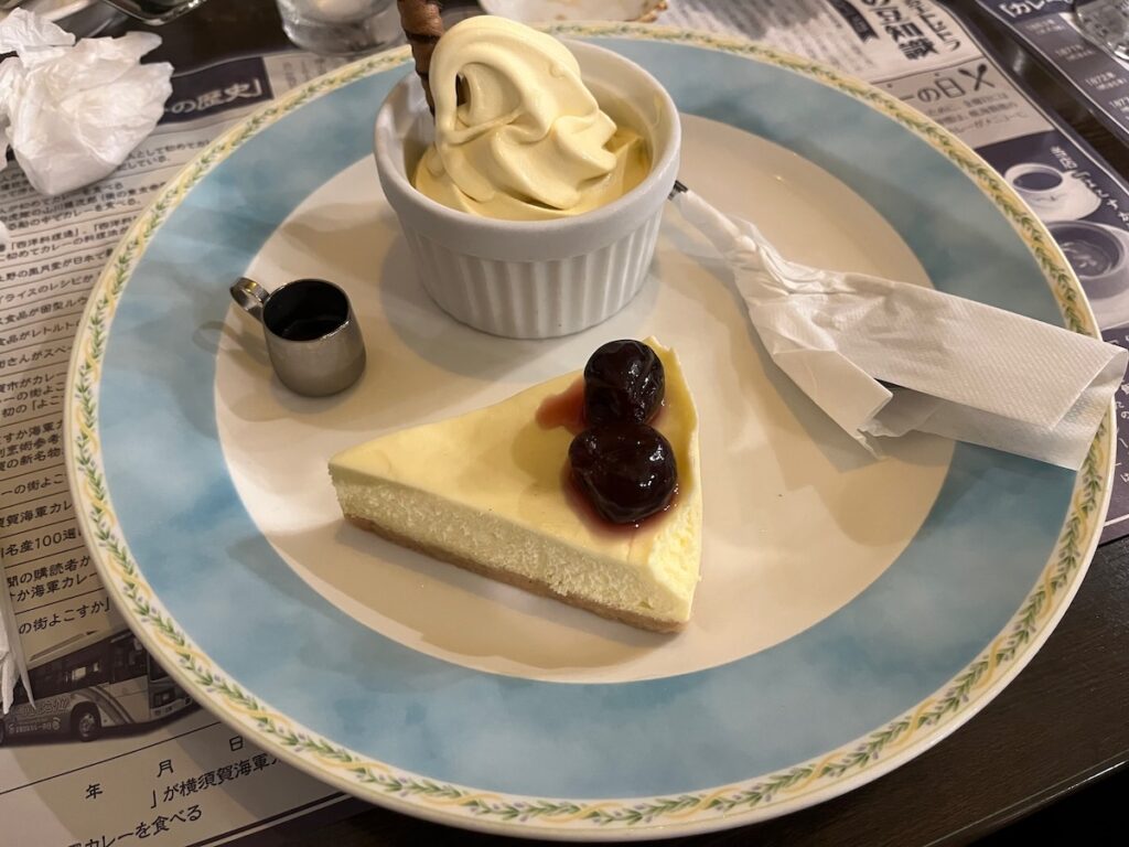 横須賀海軍カレー本舗のYOKOSUKAチェリーチーズケーキとカレーソフトクリーム