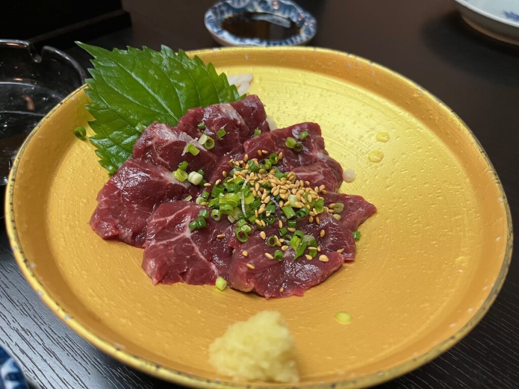 イカ活き造り・活魚一すじの極上赤身（馬刺し）