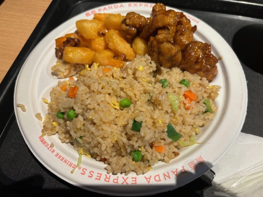 PANDA EXPRESS MIYASHITA PARKのフライドライスとオレンジチキンとハニーウォールナッツシュリンプ