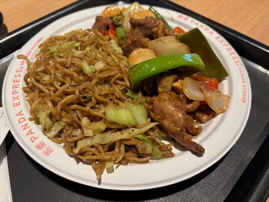 PANDA EXPRESS MIYASHITA PARKのチャウメンとモンゴリアンポークとブラックペッパーサーロインステーキ