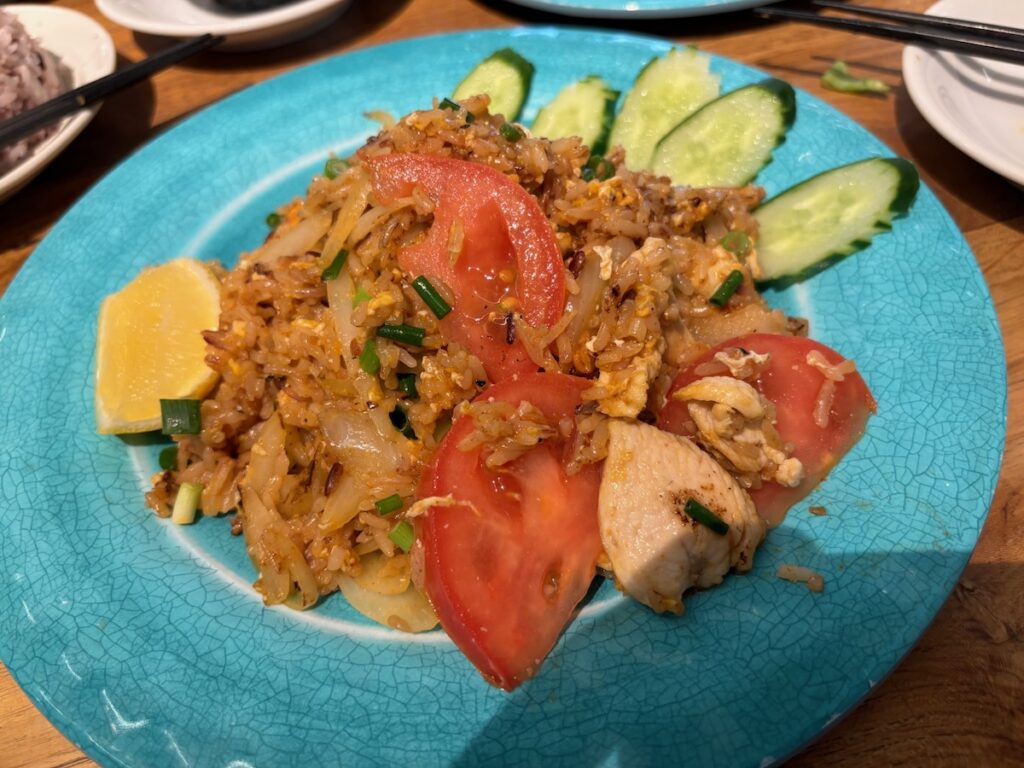 アムリタ食堂の鶏とトマトとチリソースの焼き飯