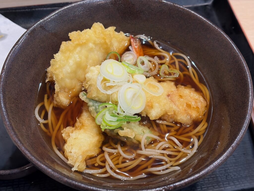 ゆで太郎もつ次郎環七西瑞江店の海老かしわ天そば