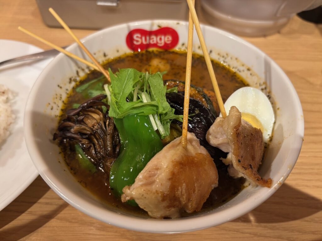 Hokkaido Soup Curry Suage 渋谷店のパリパリ知床鶏と7種の野菜カレー