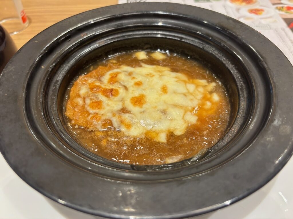 デニーズ南行徳店のオニオングラタンスープ～淡路産たまねぎ使用