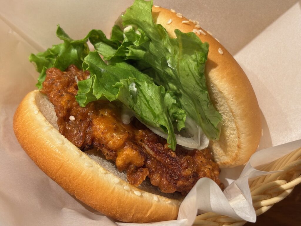 フレッシュネスバーガー日本橋明治座前店の塩レモンチキンバーガー