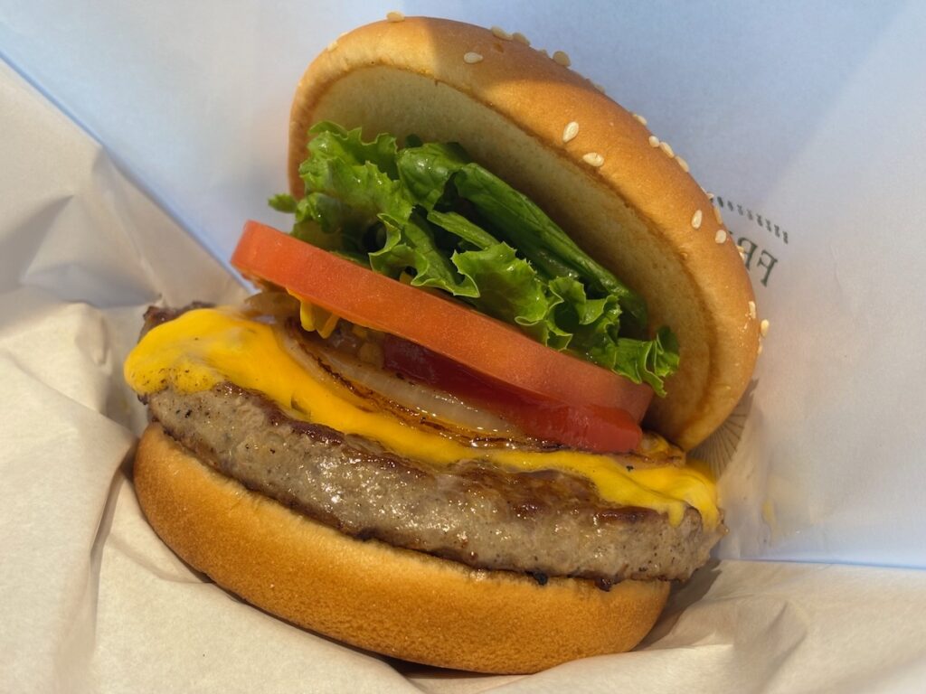 フレッシュネスバーガー日本橋明治座前店のクラシックチーズバーガー