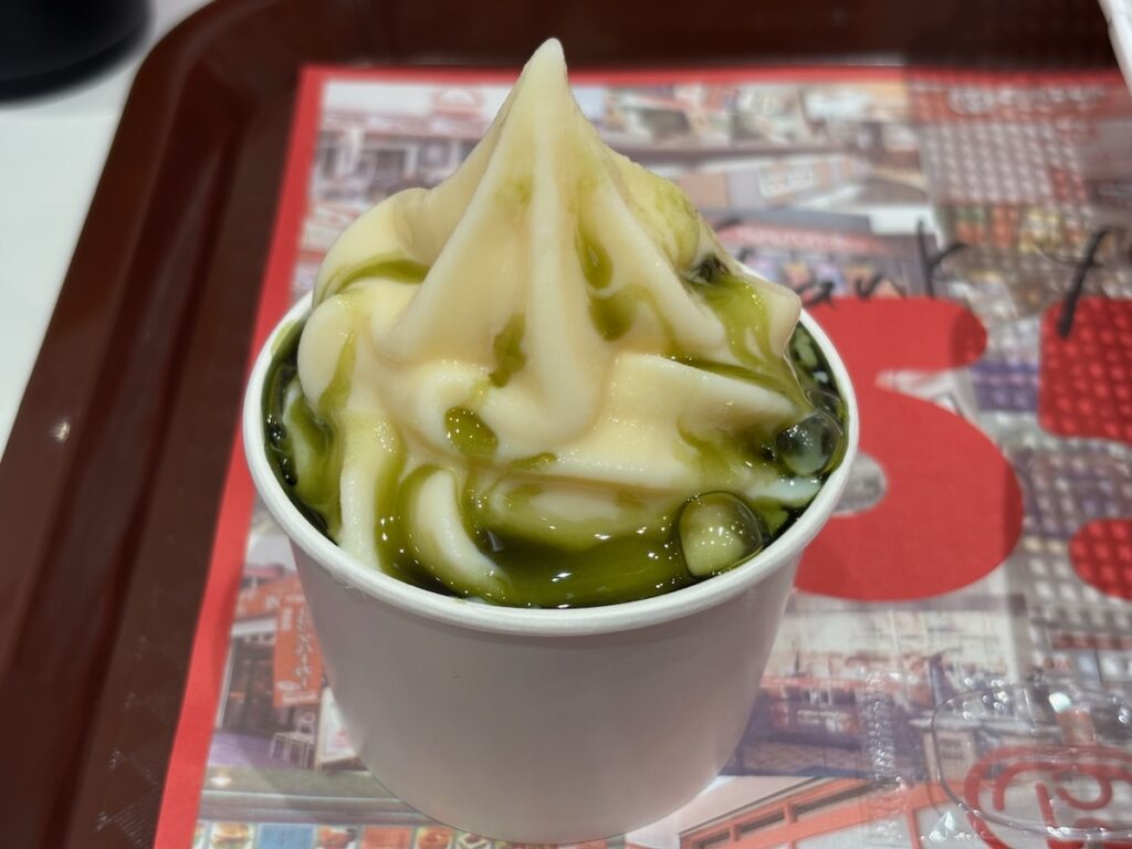 ドムドムバーガー東大島店のソフトクリームサンデー（抹茶）