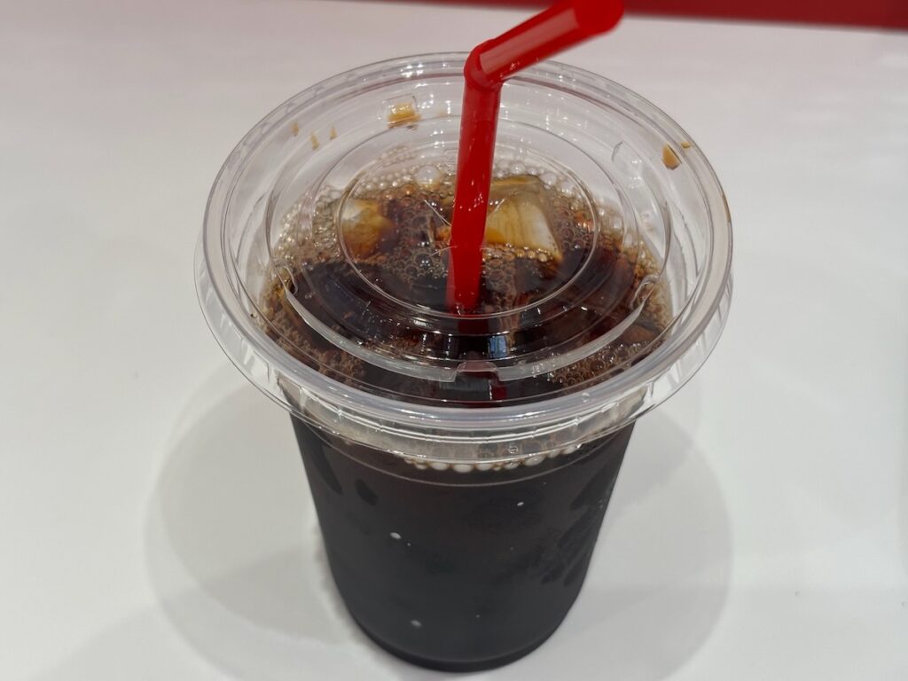 ドムドムバーガー東大島店のアイスコーヒー