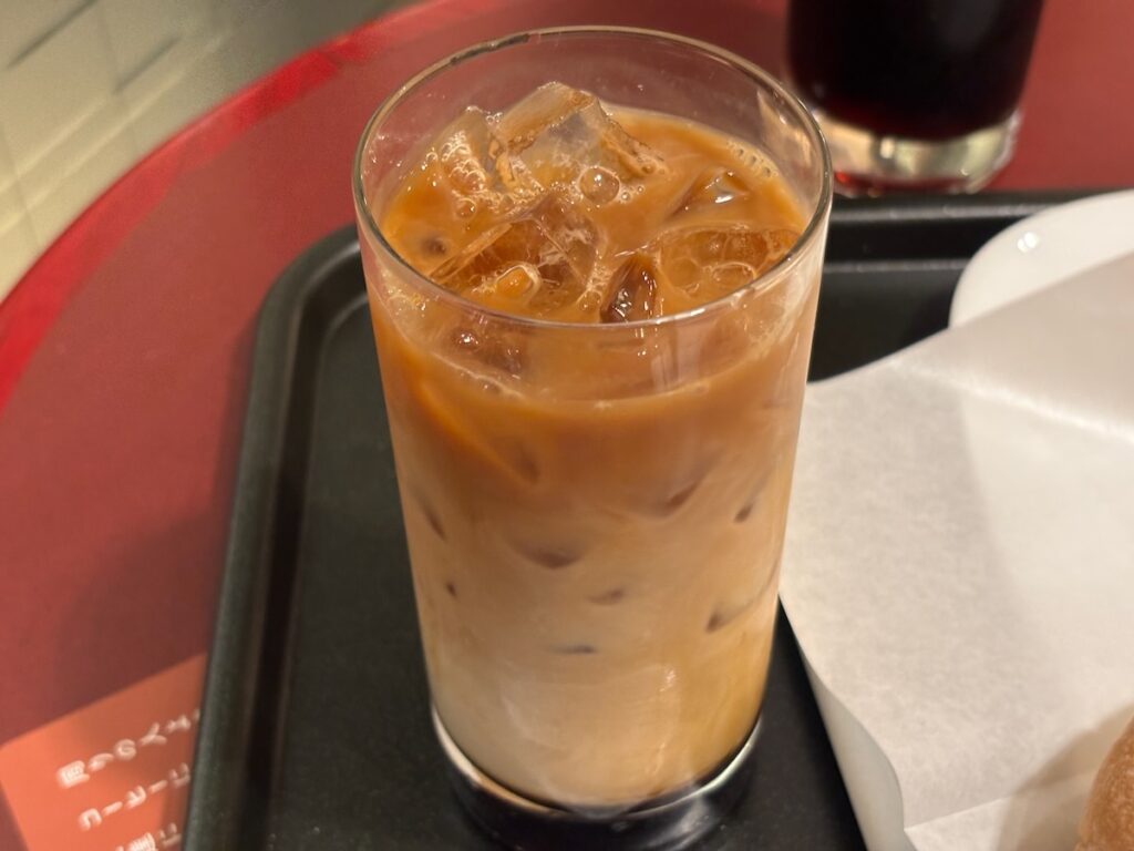 カフェ・ベローチェ小伝馬町店のアイス黒蜜オーレ ～沖縄産黒蜜使用～