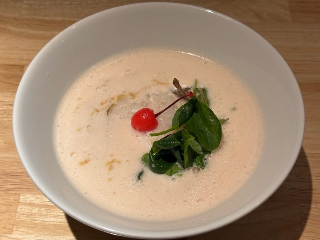 麦処八と丁のさくらんぼ鶏の鶏白湯そば