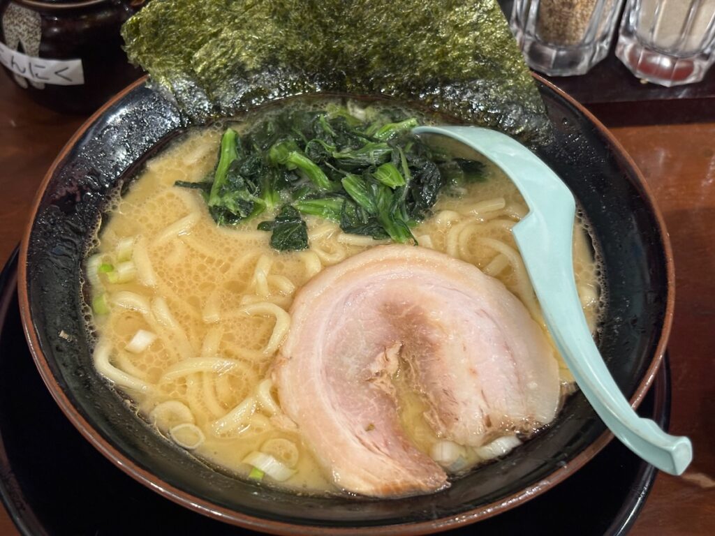 横浜家系ラーメン壱角家葛西店のラーメン（醤油）