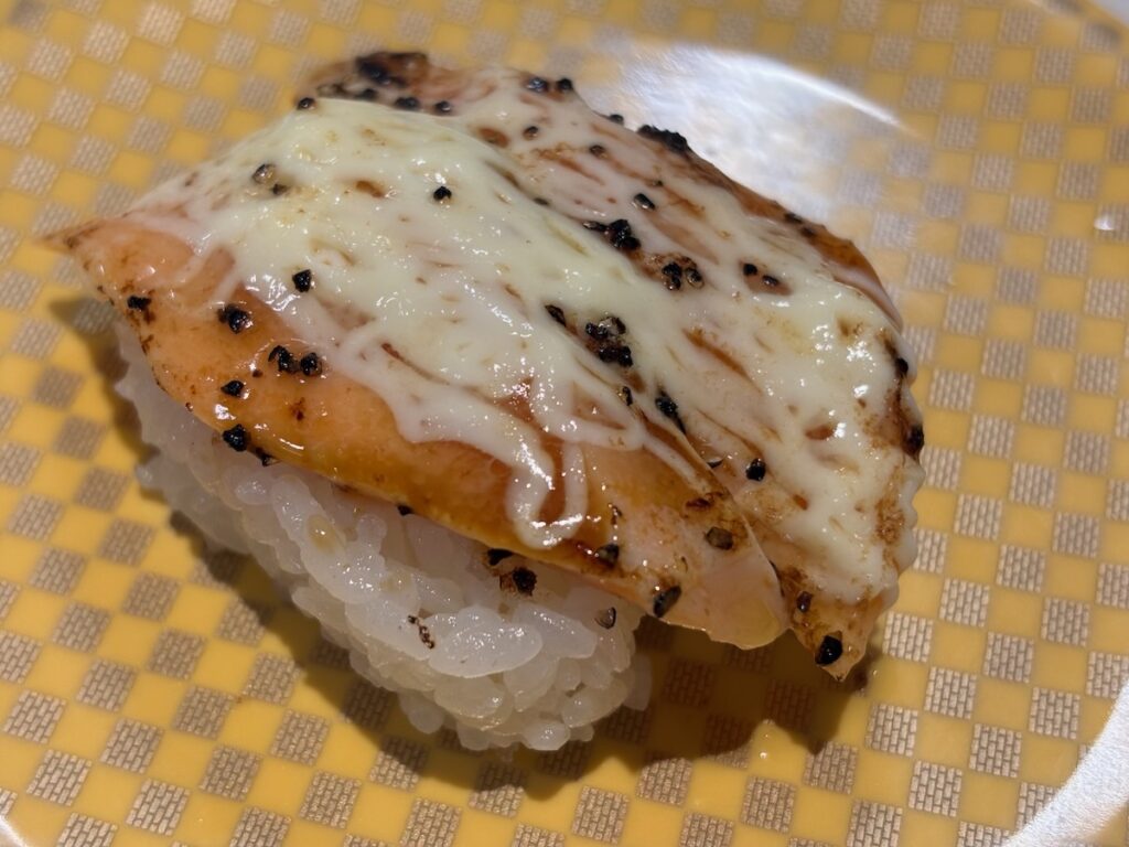 魚べい船橋海神店のサーモンペッパーマヨ炙り