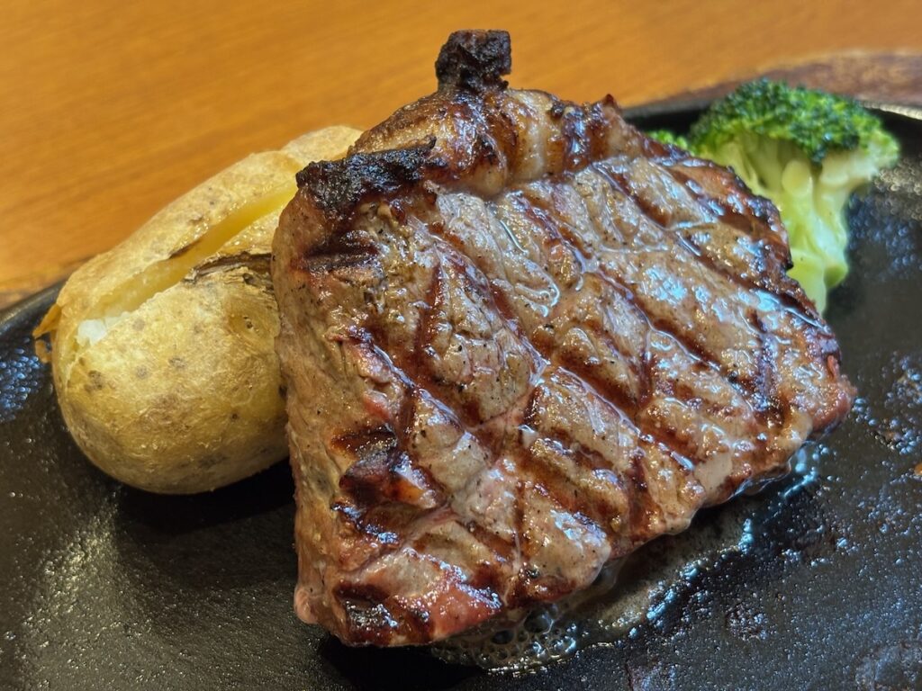 ステーキハウスフォルクス葛西店の熟成サーロインステーキ150g（サラダバー付き）