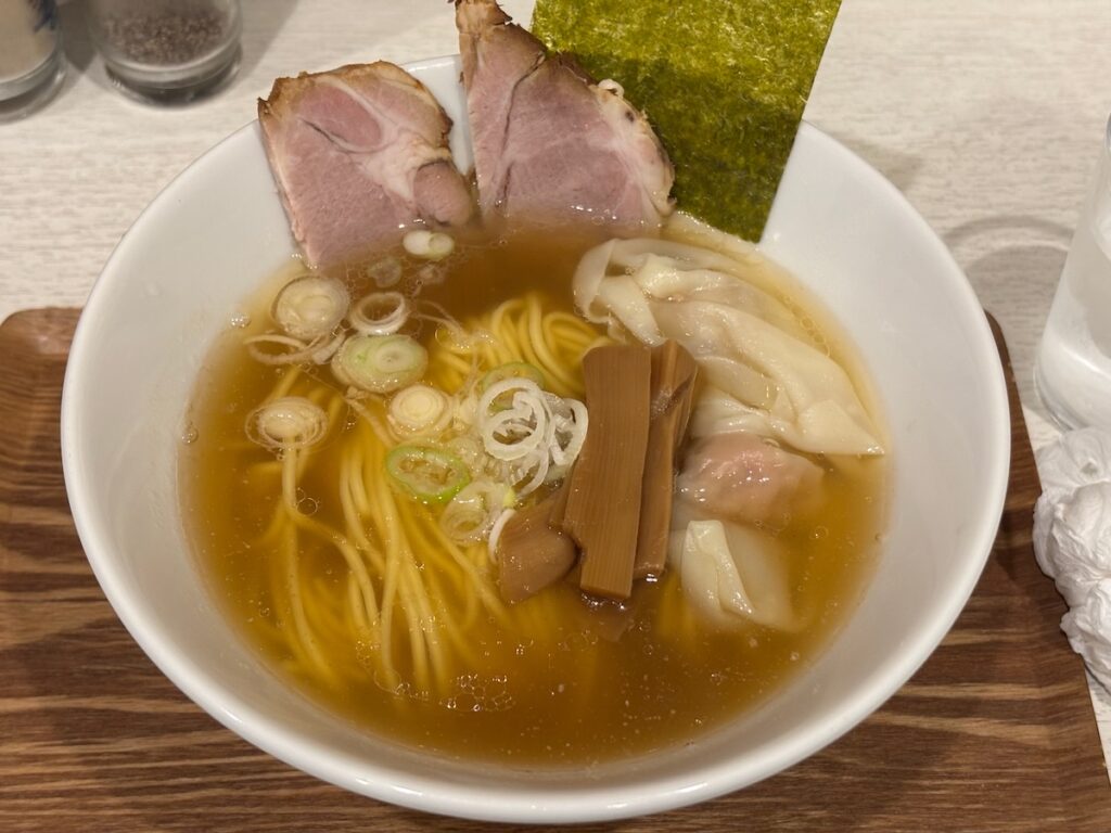 麺と飯一真のわんたん2個入り塩らぁ麺