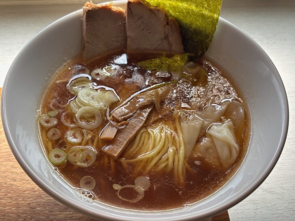 麺と飯一真のわんたん2個入り醤油らぁ麺