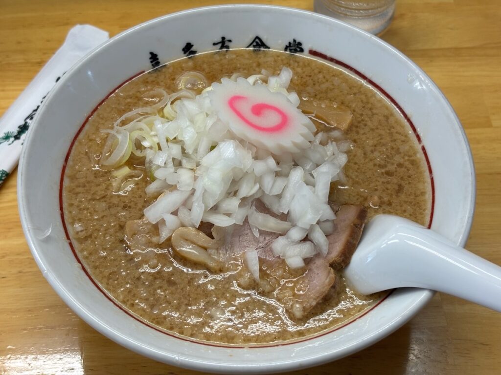 喜多方食堂磯崎の蔵出しみそラーメン（背脂 + 玉葱入り）
