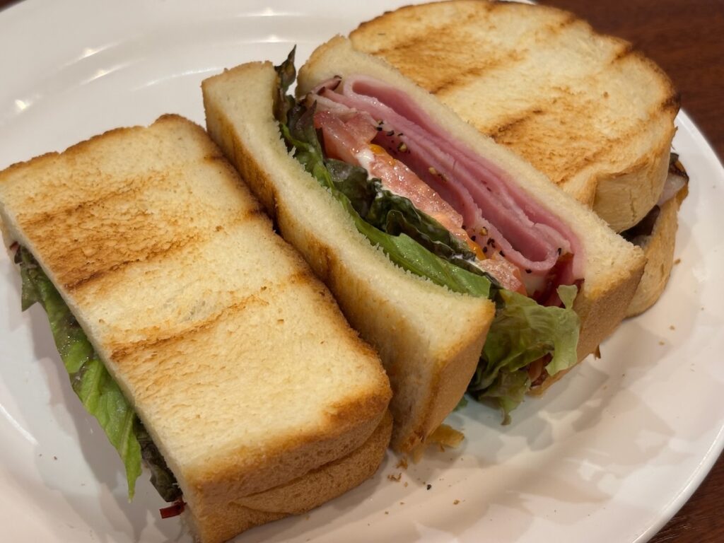 珈琲館イトーヨーカドー四つ木店の燻しベーコンのB.L.Tサンド