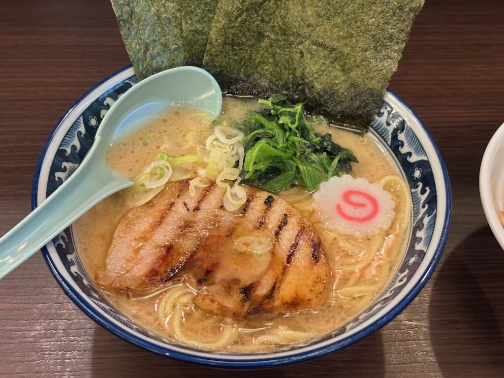 麺屋武士道一之江店の濃厚豚骨ラーメン（醤油）