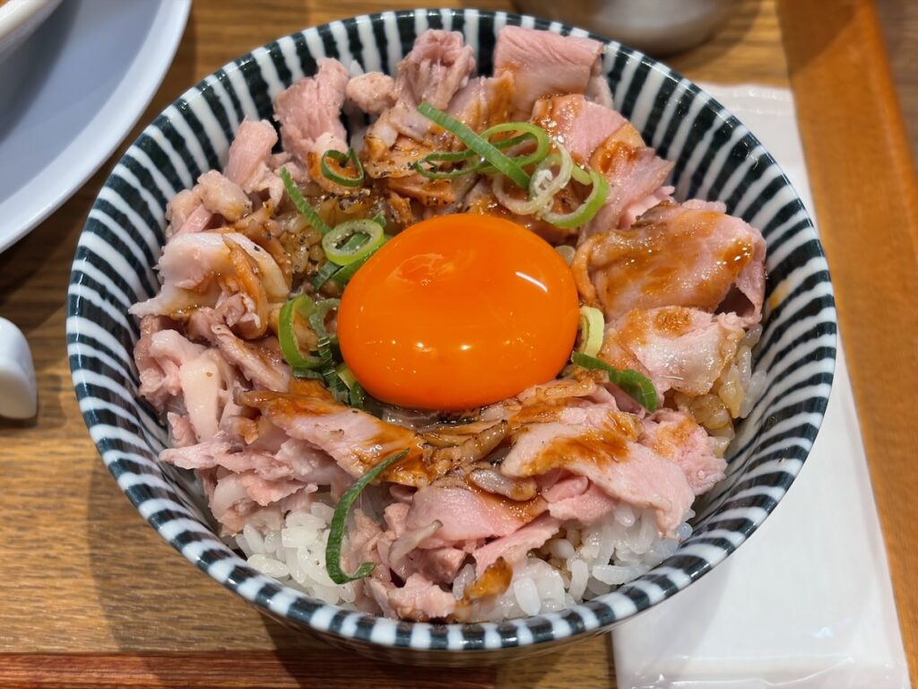 おダシと銀しゃり中華そば無作の炙りレアチャーシュー丼