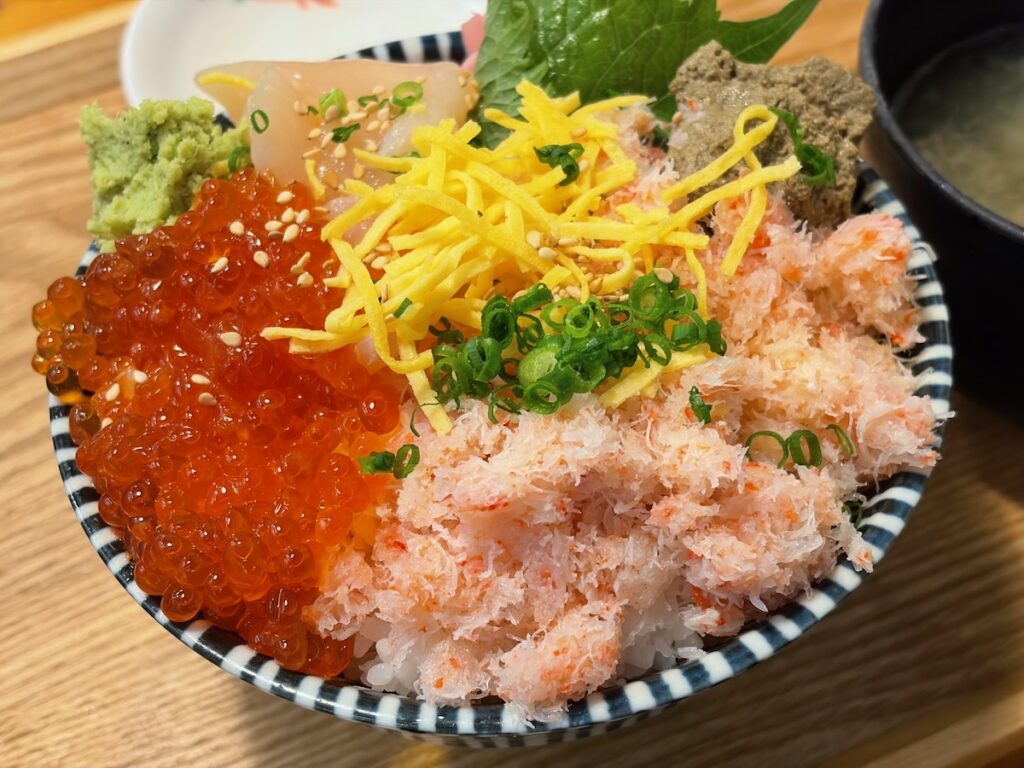 タカマル鮮魚店4号店の北海カニ身丼
