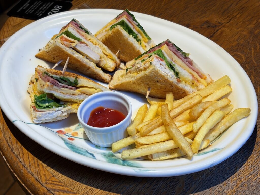 ドトール珈琲農園江戸川店のクラブハウスサンド（ポテト付き）