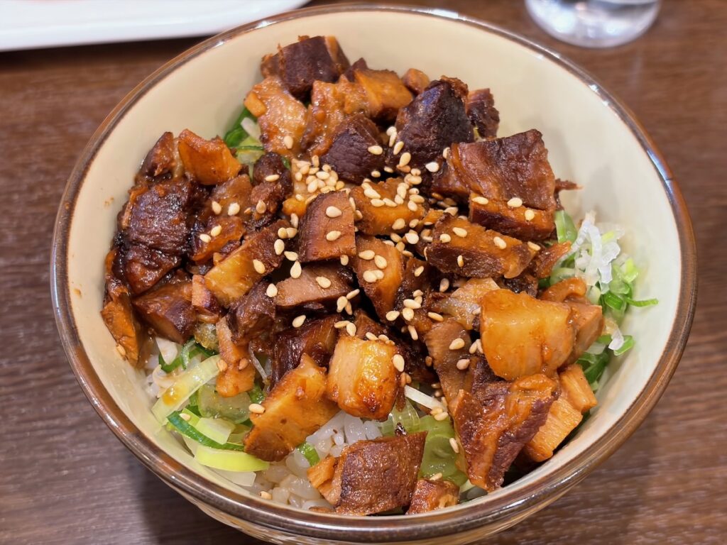 醤油豚骨ラーメンきんいろの肉飯