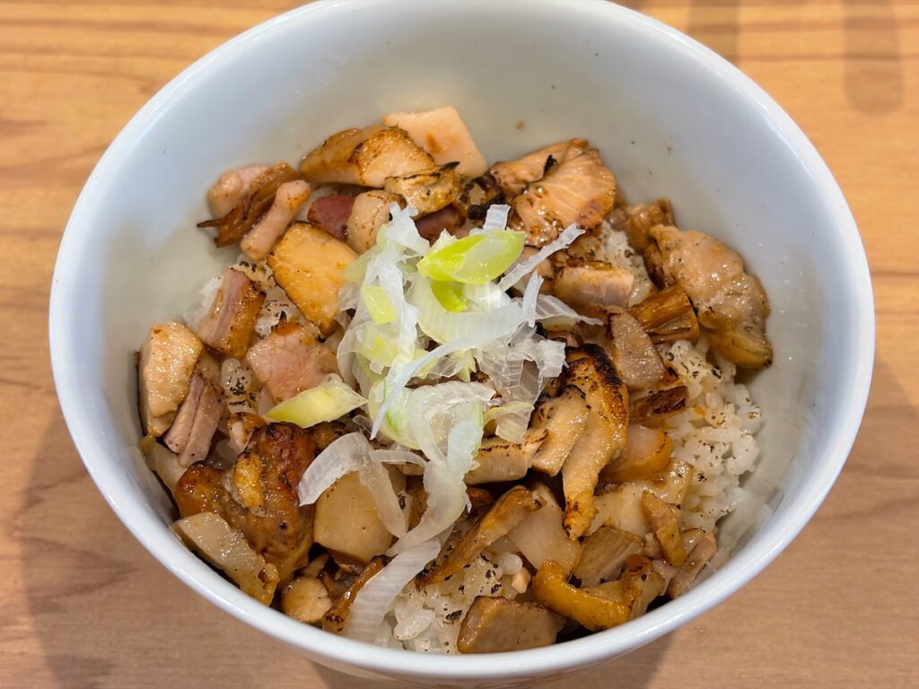 ラーメンパークあずーるの炙りチャーシュー丼