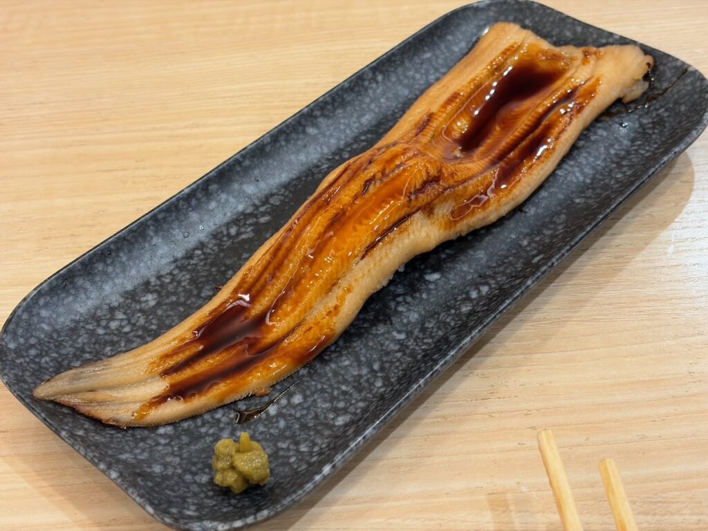 回転寿しトリトン東京スカイツリータウン・ソラマチ店の炙り焼き天然大穴子（一貫）