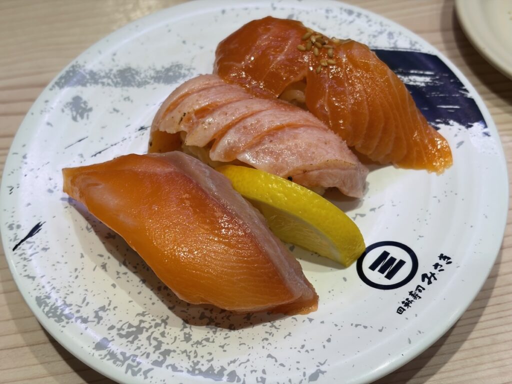 回転寿司みさき本八幡店の生サーモン三貫盛