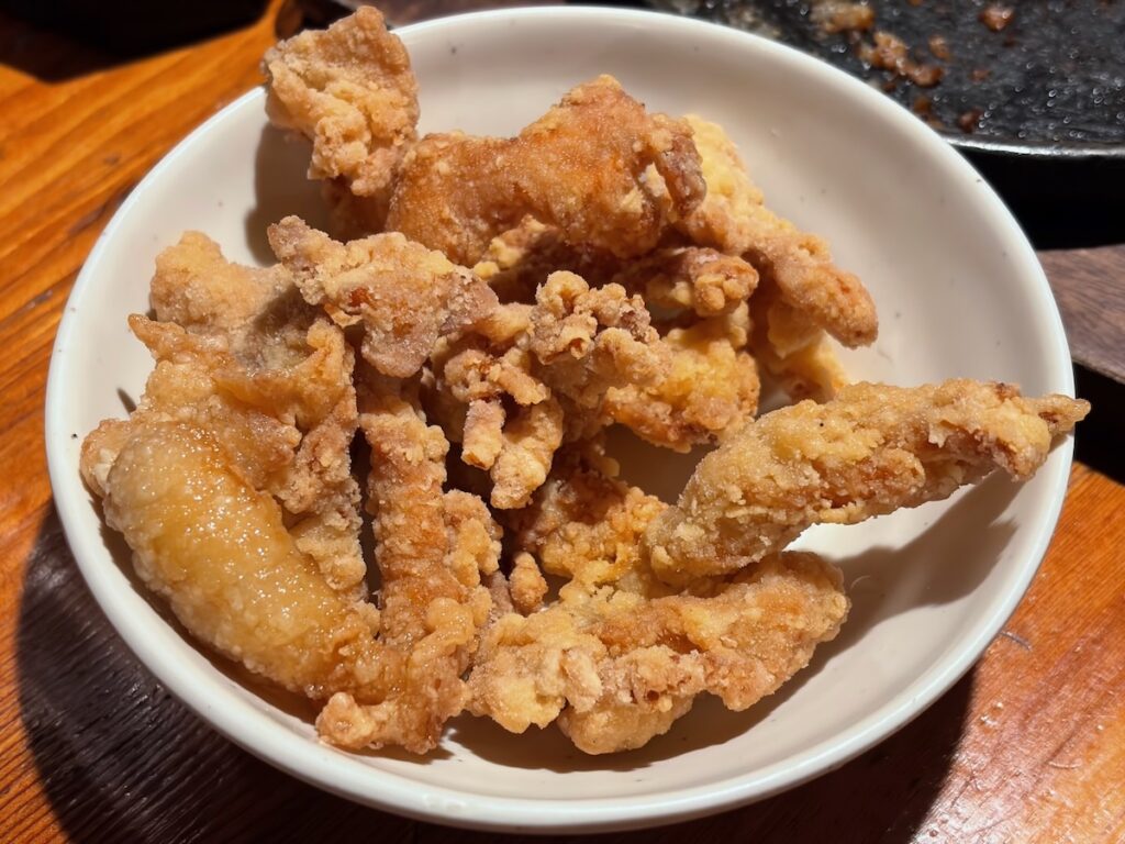 鳥貴族巣鴨店の鶏皮チップ