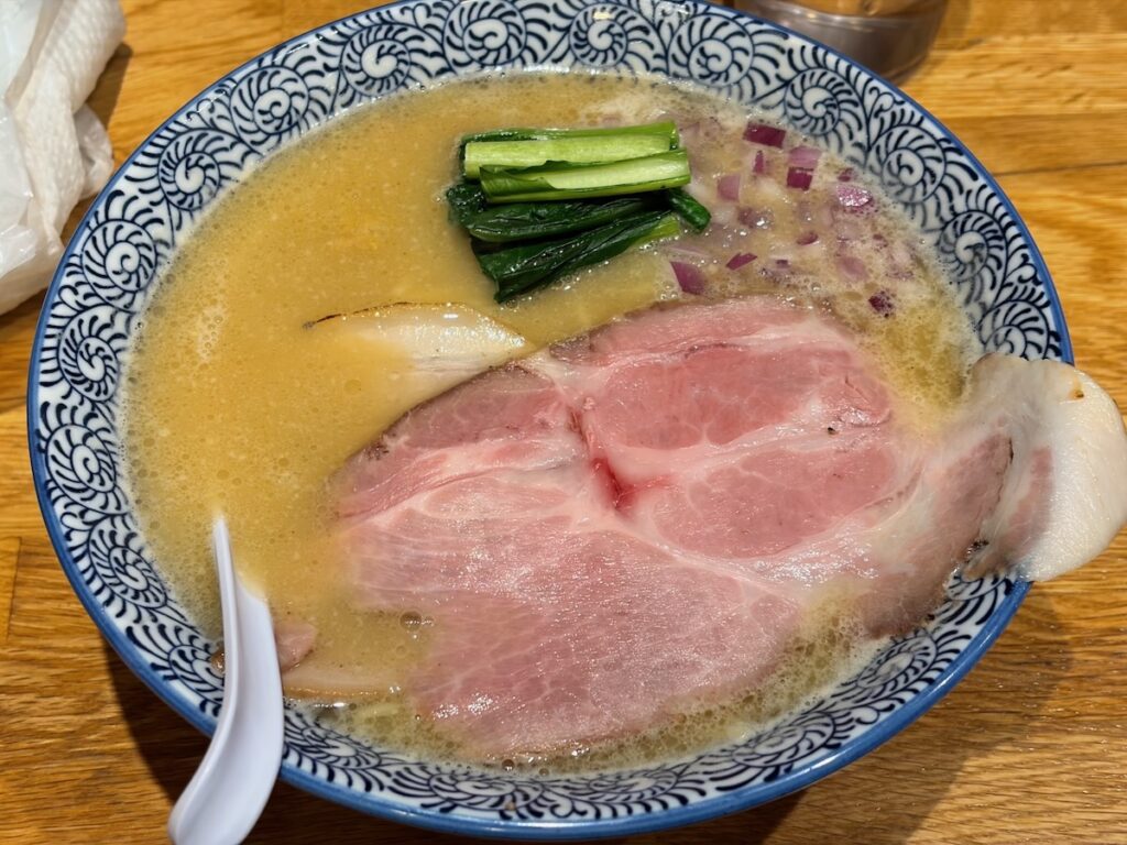 鶏節麺かびらの濃厚鶏白湯そば
