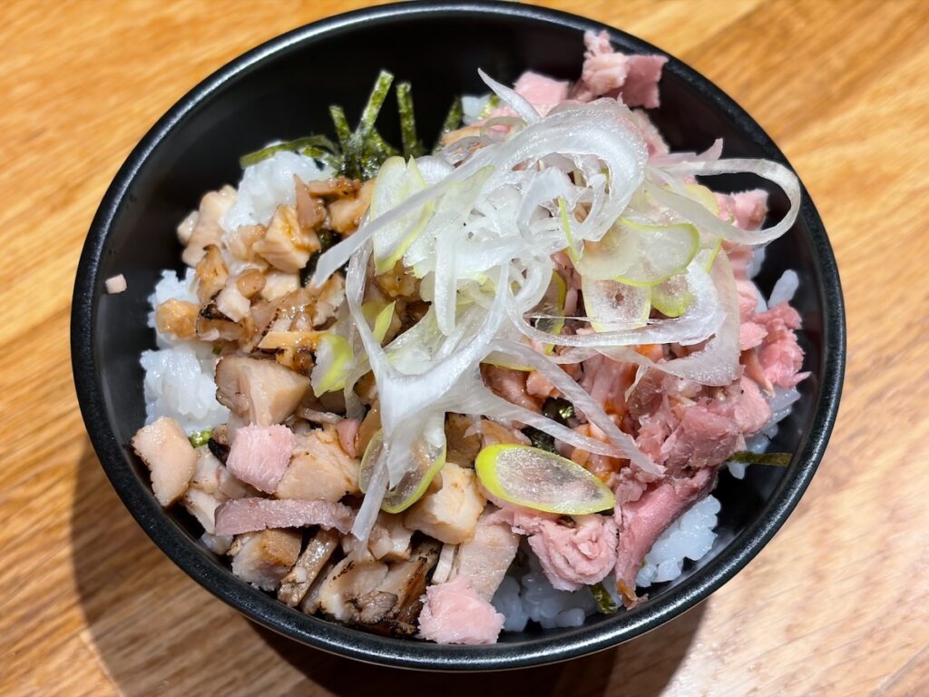 鶏節麺かびらの炙りチャーシュー丼