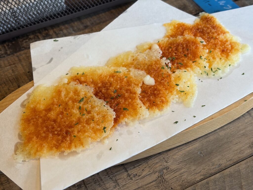 ピザマリーナイチノエのパリパリチーズせんべい