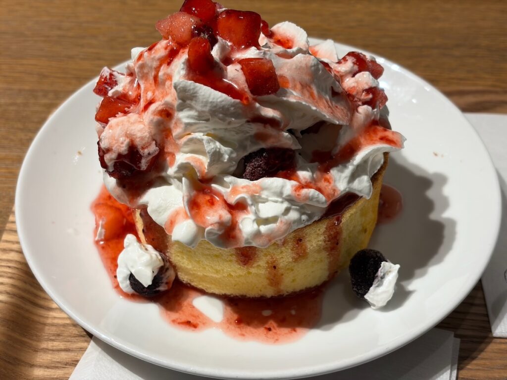 KEY’S CAFÉ秋葉原店のスフレパンケーキミックスベリー