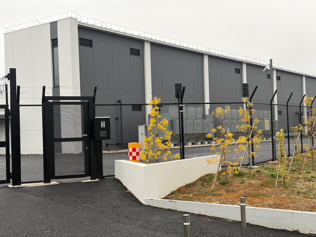 KDDI（多摩ネットワークセンター）