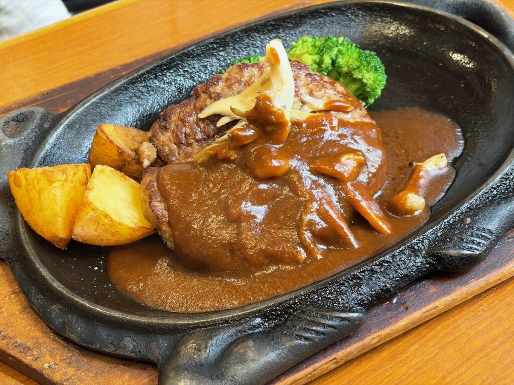 ステーキハウスフォルクス葛西店のフォルクスハンバーグランチ(サラダバー・スープバー・焼き立てパン・ライス付き)