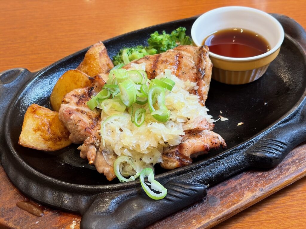 ステーキハウスフォルクス葛西店のねぎ塩チキンステーキランチ(サラダバー・スープバー・焼き立てパン・ライス付き)