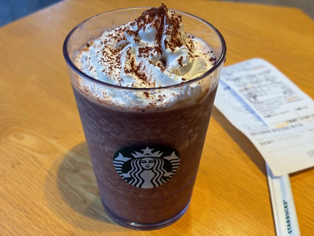 スターバックスコーヒーニッケコルトンプラザツムグテラス店のダークモカチップフラペチーノ
