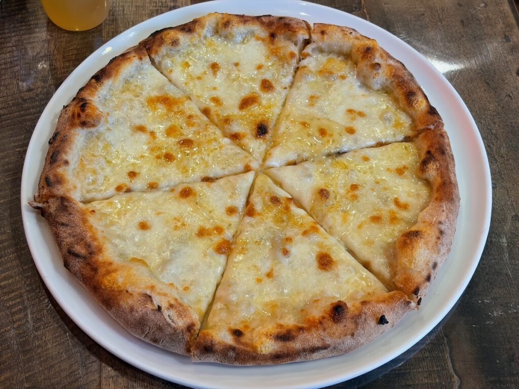 ピザマリーナイチノエのクアトロフォルマッジ