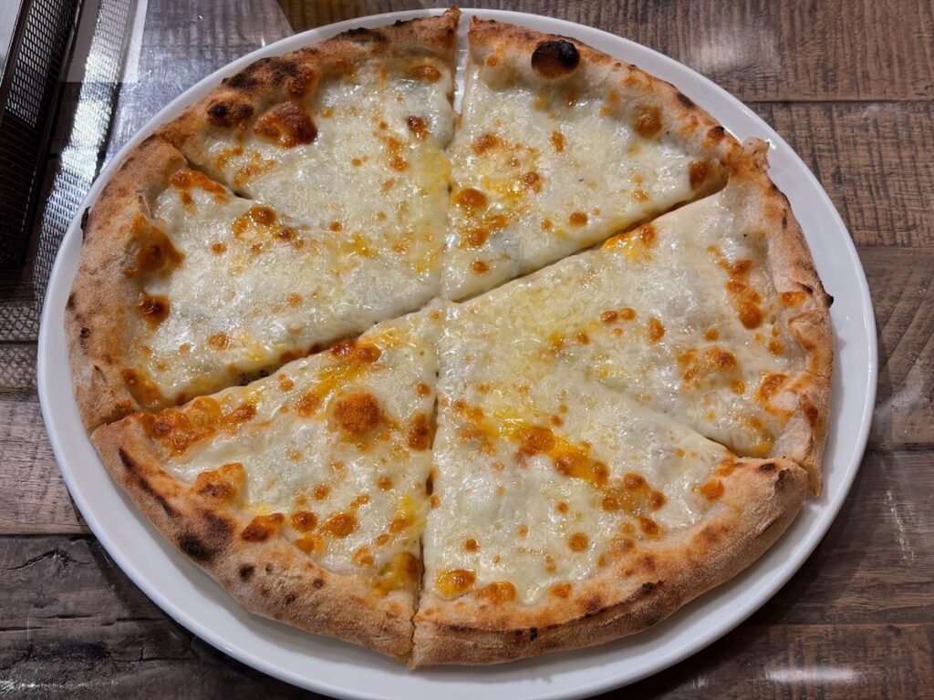ピザマリーナイチノエの5種のチーズビザ