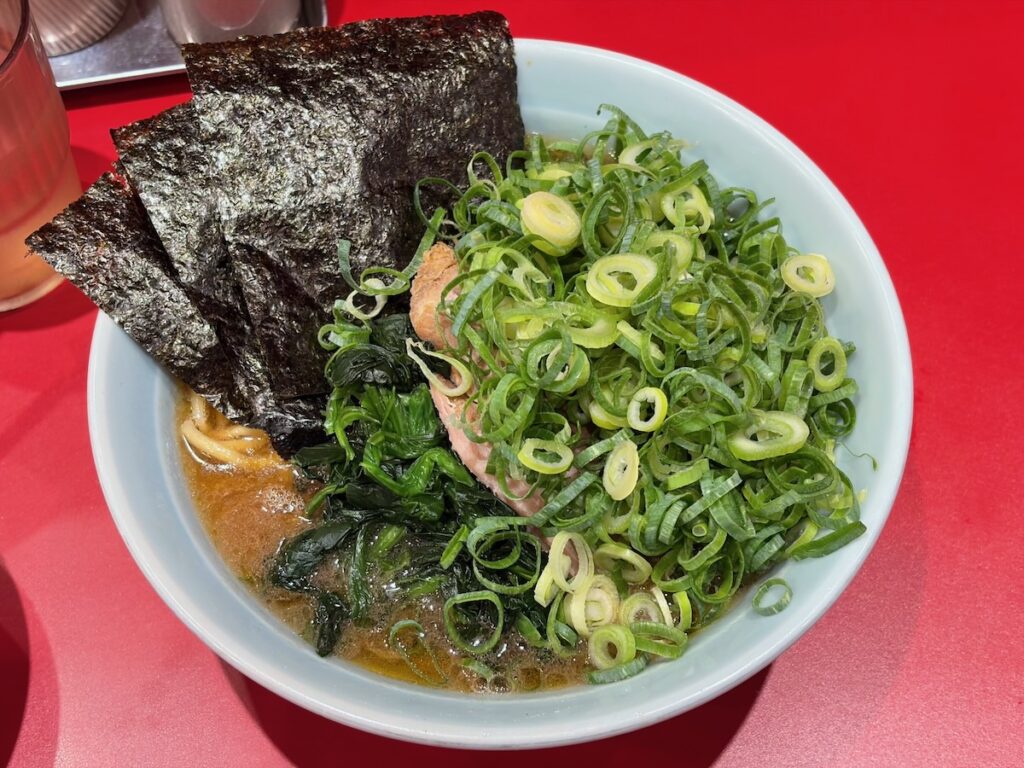横浜らーめん武蔵家本八幡店の九条ネギラーメン(並)